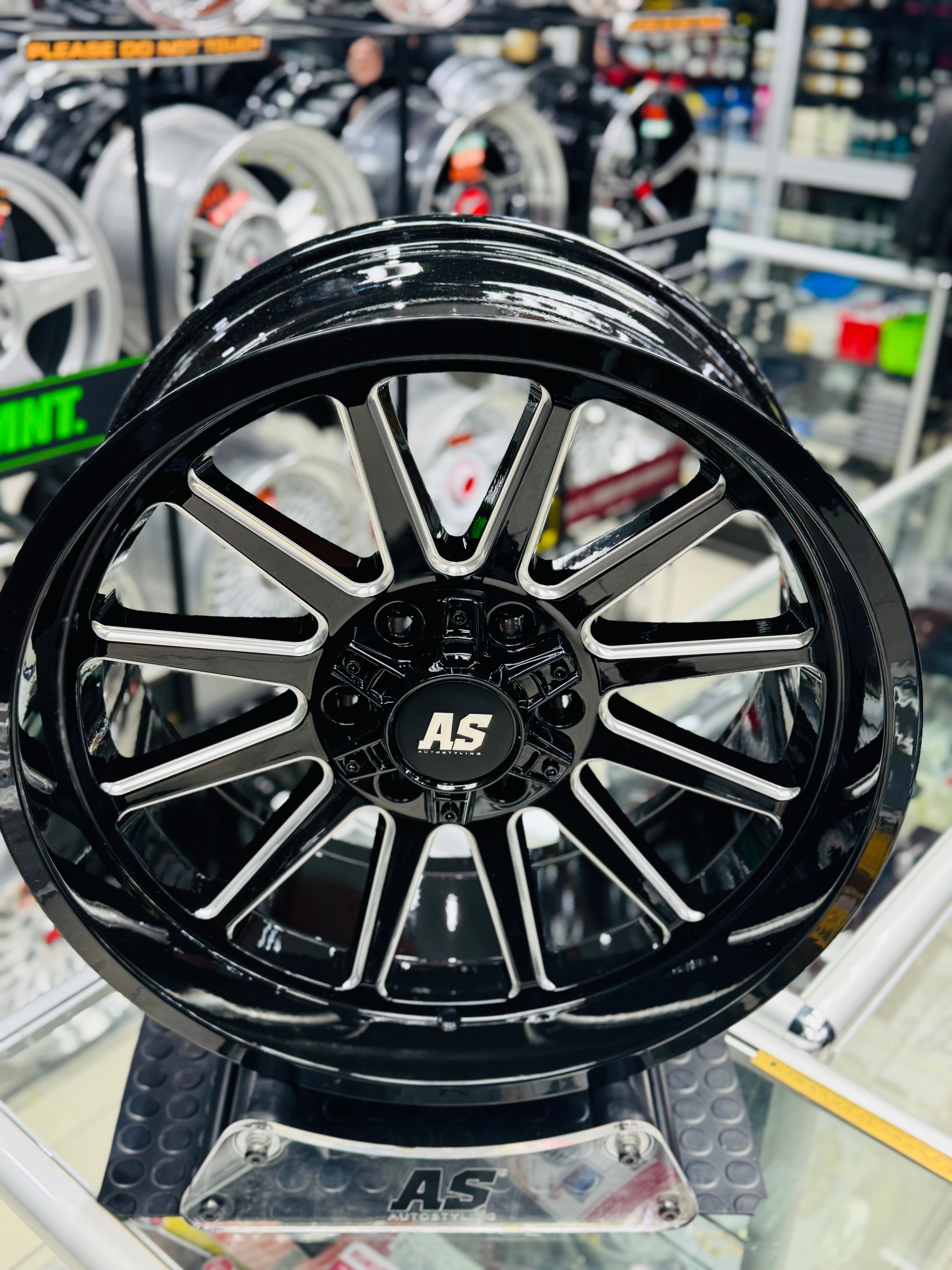 20” CONCAVO SERIES 320 GLOSS  BLACK BAKKIE RIMS 6/139 PCD