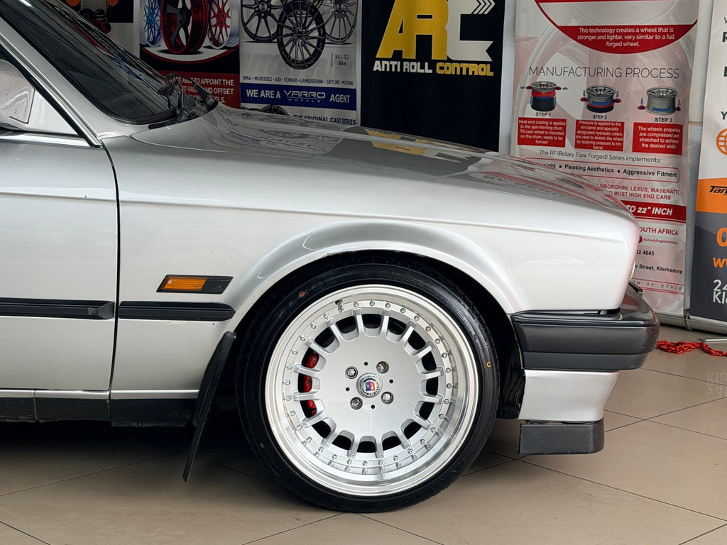 17” AS- E30 BOTTLE CAPS   8.5/10j 4/100  SILVER