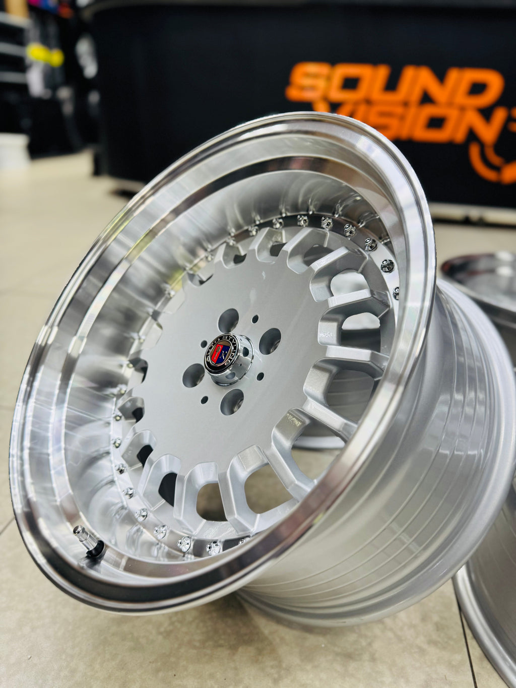 17” AS- E30 BOTTLE CAPS   8.5/10j 4/100  SILVER