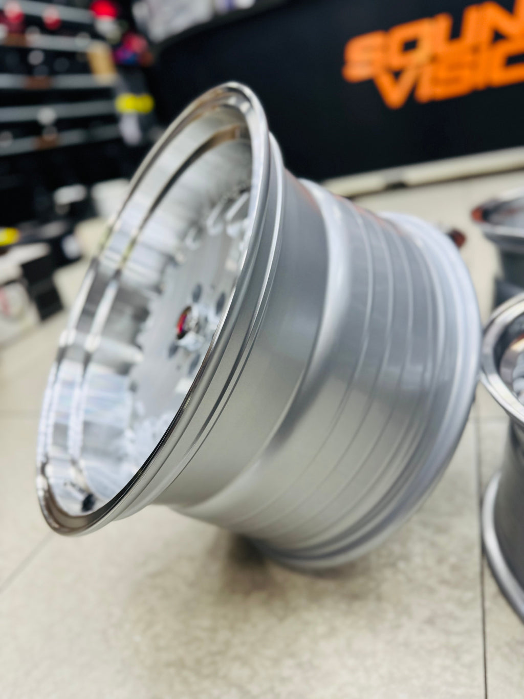 17” AS- E30 BOTTLE CAPS   8.5/10j 4/100  SILVER