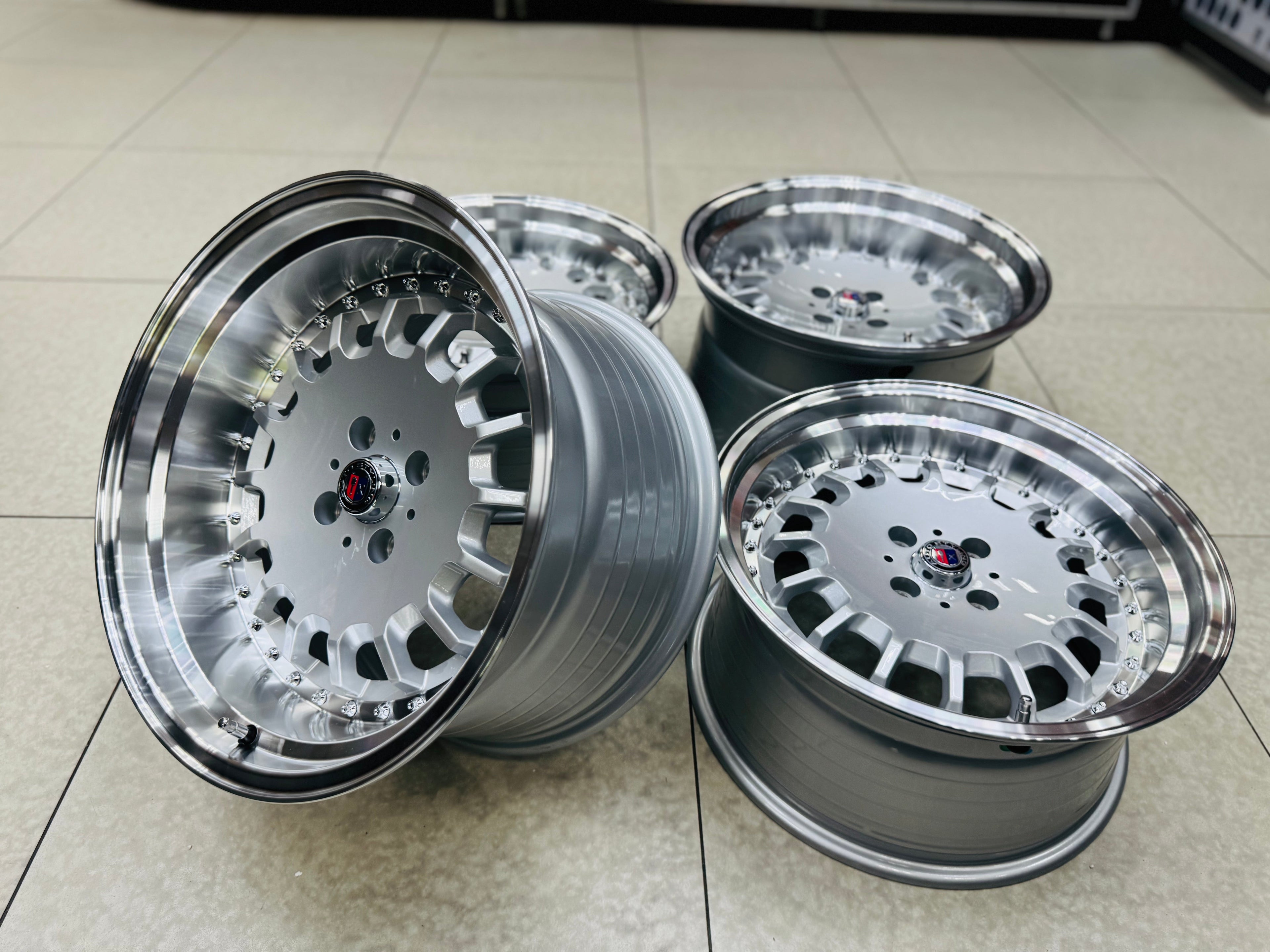 17” AS- E30 BOTTLE CAPS   8.5/10j 4/100  SILVER