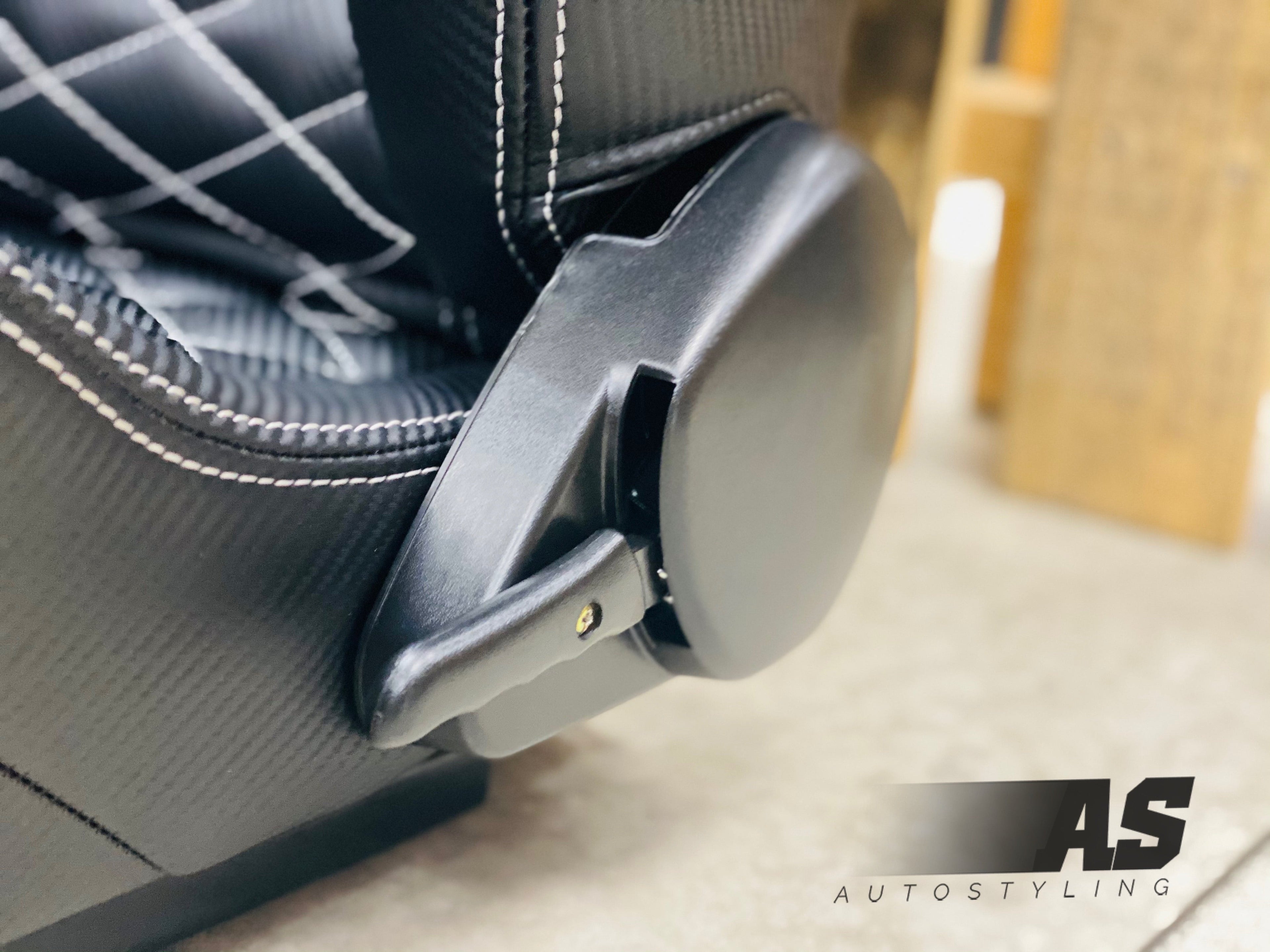 AS WINGBACK SEATS (D) CARBON LOOK