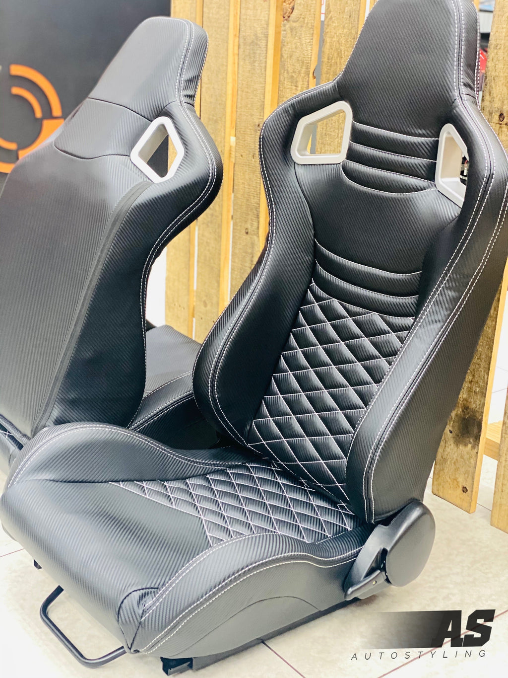 AS WINGBACK SEATS (D) CARBON LOOK
