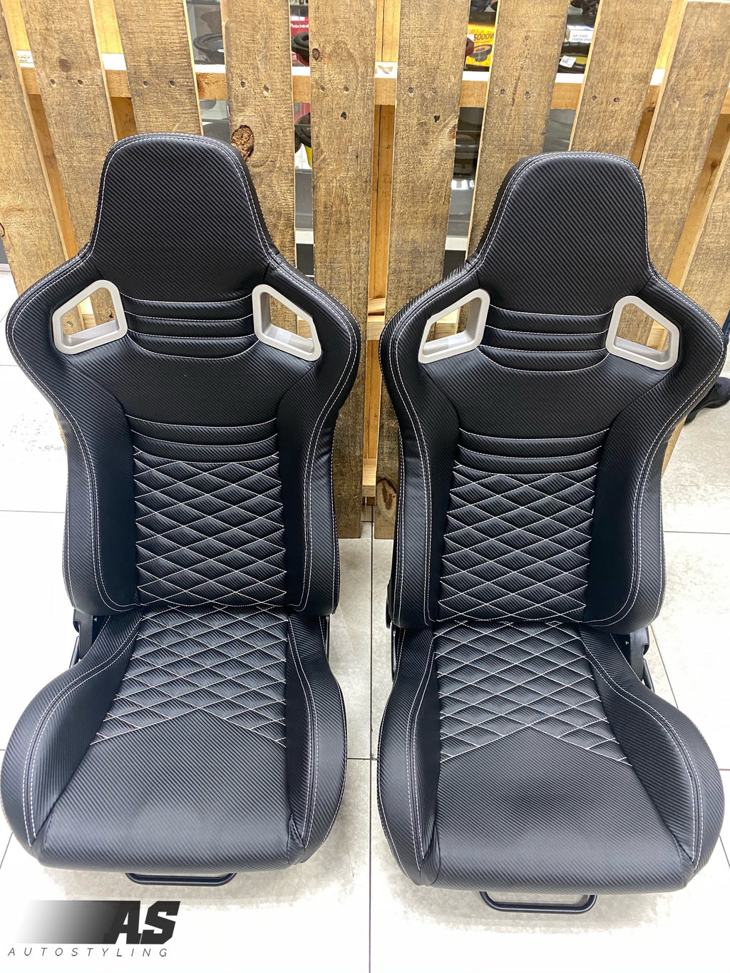 AS WINGBACK SEATS (D) CARBON LOOK
