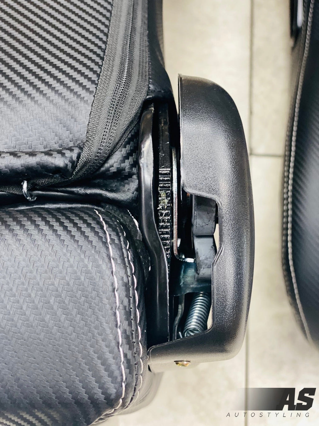 AS WINGBACK SEATS (D) CARBON LOOK