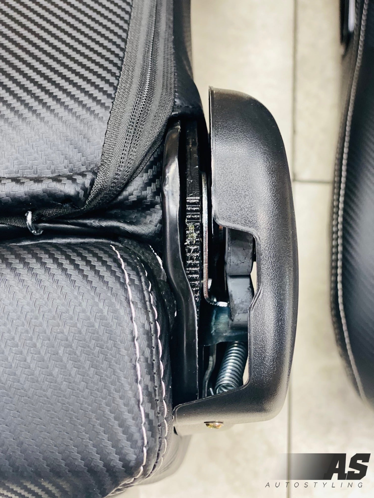 AS WINGBACK SEATS (D) CARBON LOOK